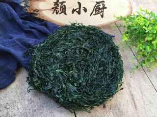 1、凉拌海带丝,这种烘干海带丝非常方便