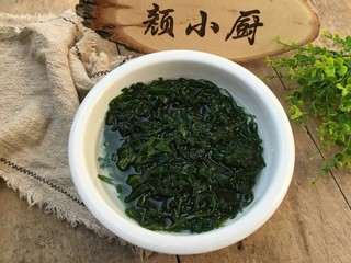2、凉拌海带丝,用冷水泡5分钟