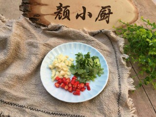 4、凉拌海带丝,蒜头切片,香菜切末,小米辣切碎备用