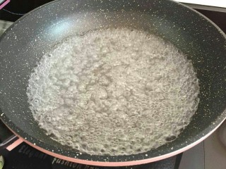 5、凉拌海带丝,锅里放水烧开