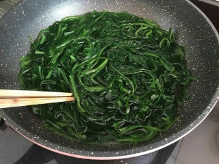 6、凉拌海带丝,海带丝放锅里一翻均匀