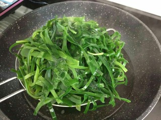 7、凉拌海带丝,捞起来过冷水,最后是纯净水,因为是自己吃肚子里的