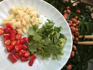 9、凉拌海带丝,蒜末,香菜末,小米辣