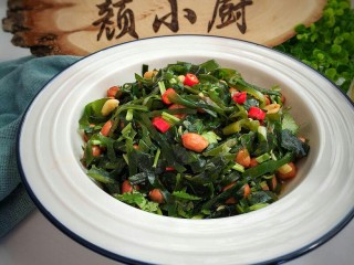 16、凉拌海带丝,有脆花生的香,有点辣,有点酸,有点像四川的凉拌菜的味道!