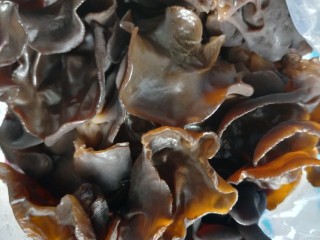 1、烧烤味木耳鸡蛋,准备好泡发黑木耳