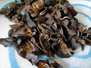 2、烧烤味木耳鸡蛋,如果木耳太大，可以改刀切一下