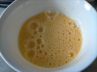 3、烧烤味木耳鸡蛋,鸡蛋打散，搅拌至冒泡备用