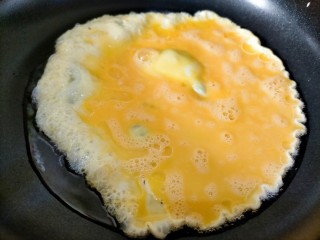 4、烧烤味木耳鸡蛋,油烧热，开中火倒入鸡蛋