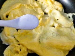 5、烧烤味木耳鸡蛋,两面煎至金黄撒少许盐翻炒