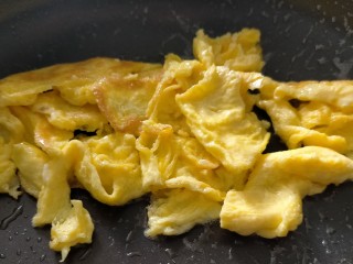 6、烧烤味木耳鸡蛋,用铲子将鸡蛋捣碎盛出备用