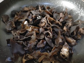 7、烧烤味木耳鸡蛋,锅中炒鸡蛋剩余的油炒木耳