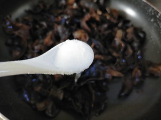 8、烧烤味木耳鸡蛋,加入少许盐翻炒均匀