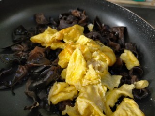 9、烧烤味木耳鸡蛋,倒入鸡蛋