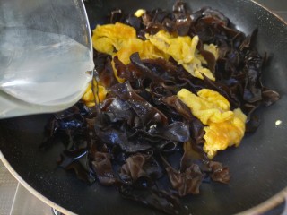10、烧烤味木耳鸡蛋,加水一丢丢(加水是为了避免木耳翻炒的时候有炸裂的声音)