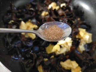 11、烧烤味木耳鸡蛋,此时可以加入调料，十三香适量