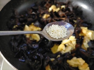 12、烧烤味木耳鸡蛋,鸡精适量