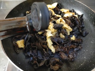 13、烧烤味木耳鸡蛋,味极鲜或者生抽少许