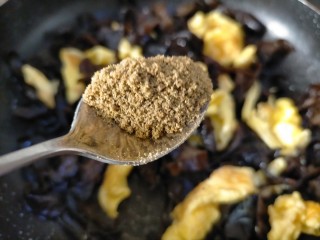 14、烧烤味木耳鸡蛋,孜然粉比其他调料多1倍的量