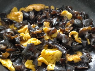 15、烧烤味木耳鸡蛋,混合翻炒均匀即可出锅