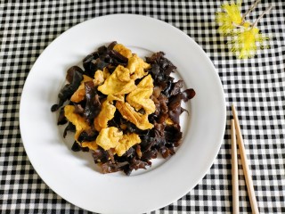 16、烧烤味木耳鸡蛋,装盘上桌