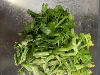 1、芹菜炒胡萝卜,芹菜洗净切段。把老的叶子去掉即可，芹菜叶营养很好