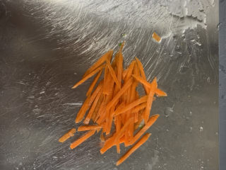 2、芹菜炒胡萝卜,胡萝卜切丝