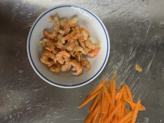 3、芹菜炒胡萝卜,准备海米