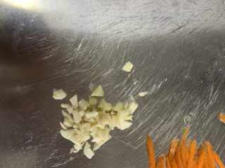 4、芹菜炒胡萝卜,大蒜切成蒜泥