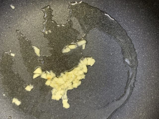 5、芹菜炒胡萝卜,油温热后下蒜泥炒出香味