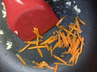 6、芹菜炒胡萝卜,再下胡萝卜煸炒