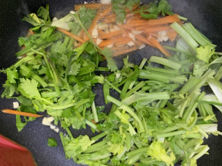 7、芹菜炒胡萝卜,下芹菜翻炒