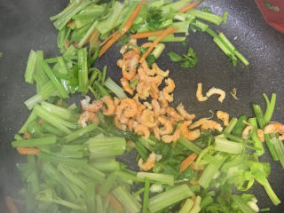 8、芹菜炒胡萝卜,芹菜断生后下海米继续翻炒