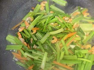 9、芹菜炒胡萝卜,加少许水