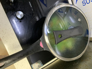 11、芹菜炒胡萝卜,盖锅盖焖煮几秒即可