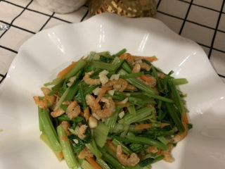 12、芹菜炒胡萝卜,出锅前加少许盐，最后盛盘