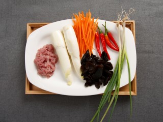 1、鱼香肉丝,黑木耳提前用清水浸泡3个小时,茭白,瘦肉,胡萝卜切丝,葱,辣椒切碎