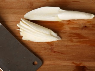 2、鱼香肉丝,可以根据个人口味将茭白换成竹笋,莴笋都可以