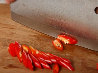 4、鱼香肉丝,辣椒切小片