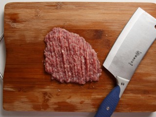 5、鱼香肉丝,瘦肉切丝,装入碗中,加入淀粉,生抽和少量油,腌制半小时