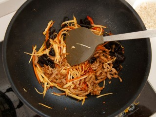 6、鱼香肉丝,将砂糖,醋和生抽一起兑成汁备用