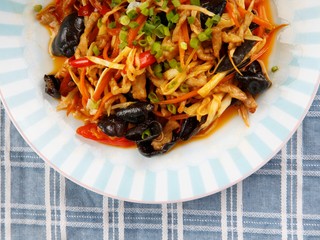 8、鱼香肉丝,再加入茭白,黑木耳,胡萝卜炒熟,最后放入兑好的汁,放入鸡精,盐,再翻炒一分钟即可