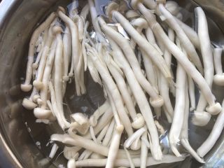 8、家常鸡公煲,白玉菇洗干净