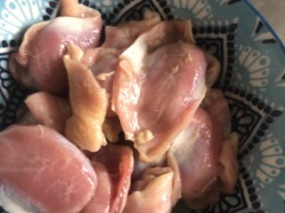 1、爆炒鸡胗,鸡胗清洗干净 加料酒腌制一会儿