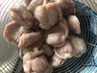 2、爆炒鸡胗,鸡胗焯水 变色即可