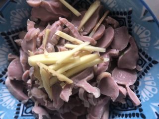 3、爆炒鸡胗,鸡胗切片 再切一些姜丝