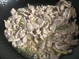 4、爆炒鸡胗,锅中放适量的油 （猪油炒的味道更香哦）加入鸡胗和姜丝 少许的料酒 大火爆炒