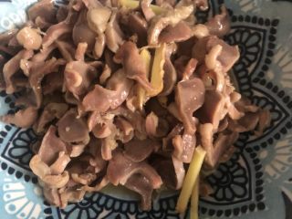 5、爆炒鸡胗,盛出鸡胗