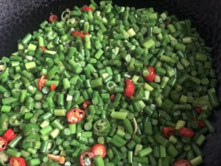 6、爆炒鸡胗,锅中放适量的油  炒蒜苔和辣椒