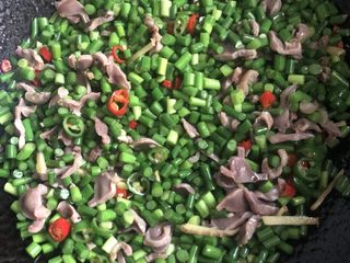 7、爆炒鸡胗,蒜苔不能炒的太老 口感不好