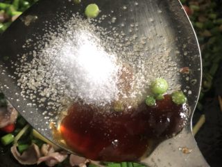 8、爆炒鸡胗,加入少许的盐和料酒